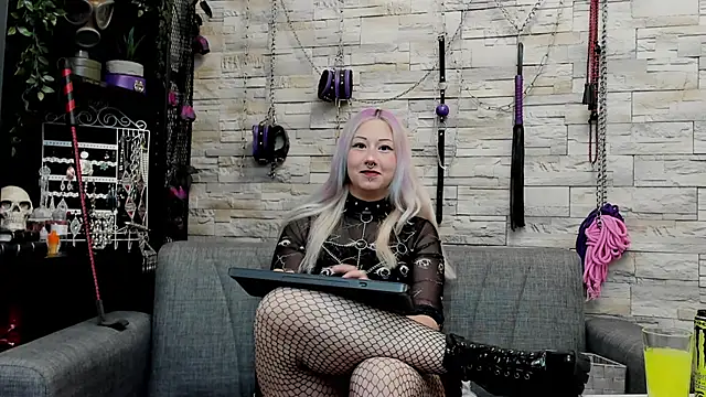 Snapshot of CruelMistress chatting on April 29, 2026, 12:04 am CruelMistress online show from April 29, 2026, 12:04 am