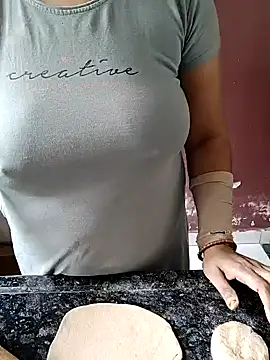 Snapshot of milf-kaira chatting on December 21, 2024, 9:33 am milf-kaira online show from December 21, 2024, 9:33 am