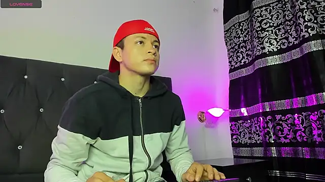 Snapshot of Angel_Cuervo chatting on March 4, 2025, 12:33 pm Angel Cuervo online show from March 4, 2025, 12:33 pm