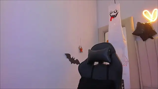 Snapshot of Zoeth_Ruiz chatting on October 27, 2025, 1:45 pm Zoeth Ruiz online show from October 27, 2025, 1:45 pm