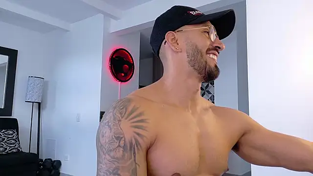 Snapshot of tony_muscle chatting on October 19, 2025, 7:05 pm tony muscle online show from October 19, 2025, 7:05 pm