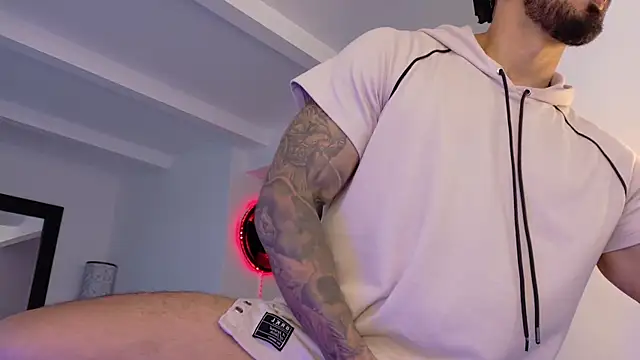 Snapshot of tony_muscle chatting on September 27, 2025, 10:38 pm tony muscle online show from September 27, 2025, 10:38 pm