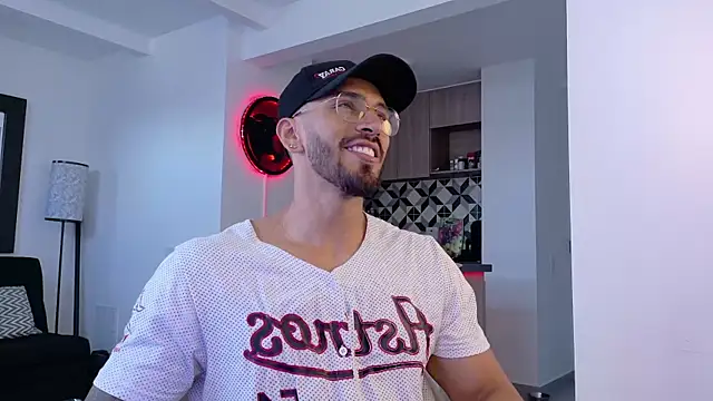 Snapshot of tony_muscle chatting on October 20, 2025, 9:37 pm tony muscle online show from October 20, 2025, 9:37 pm