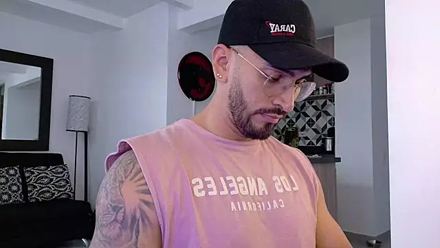 Snapshot of tony_muscle chatting on October 18, 2025, 8:33 pm tony muscle online show from October 18, 2025, 8:33 pm