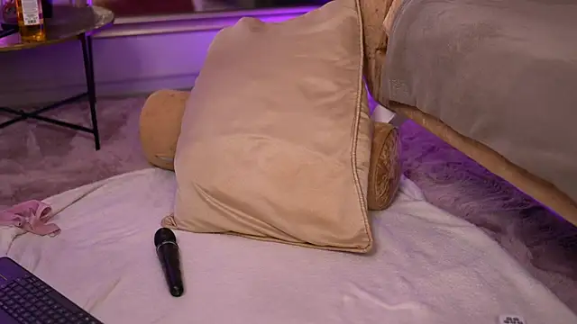 xJuliax online show from March 17, 2025, 1:24 am