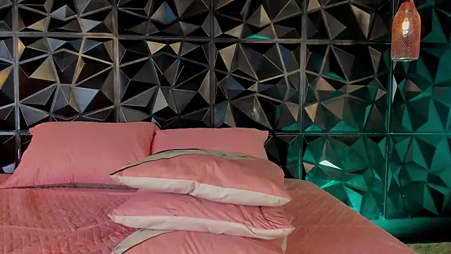 rihannagil online show from February 19, 2025, 5:38 pm