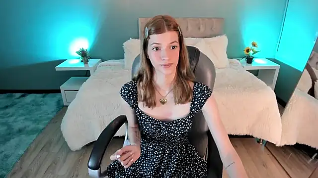 Snapshot of Nora_Vennucci chatting on October 18, 2025, 6:43 pm Nora Vennucci online show from October 18, 2025, 6:43 pm