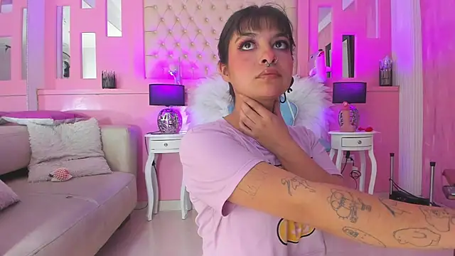 Snapshot of LarahB_ chatting on January 30, 2025, 8:10 pm LarahB online show from January 30, 2025, 8:10 pm