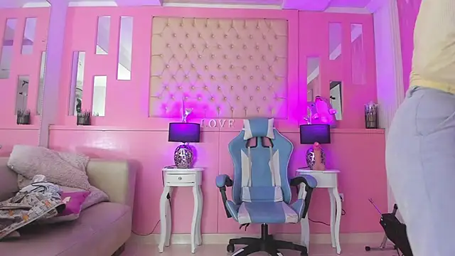 Snapshot of LarahB_ chatting on January 21, 2025, 8:21 pm LarahB online show from January 21, 2025, 8:21 pm