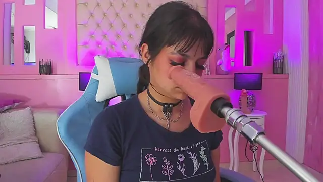 Snapshot of LarahB_ chatting on February 4, 2025, 10:55 pm LarahB online show from February 4, 2025, 10:55 pm