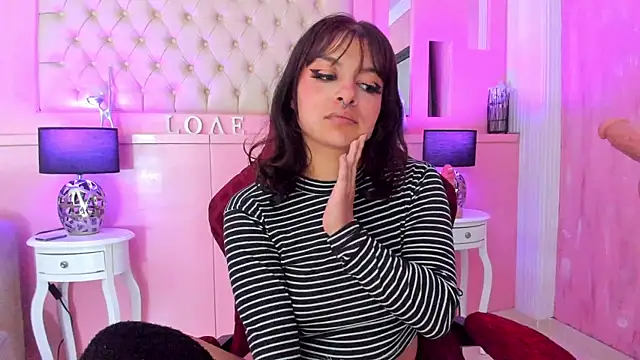 Snapshot of LarahB_ chatting on March 8, 2025, 1:06 am LarahB online show from March 8, 2025, 1:06 am