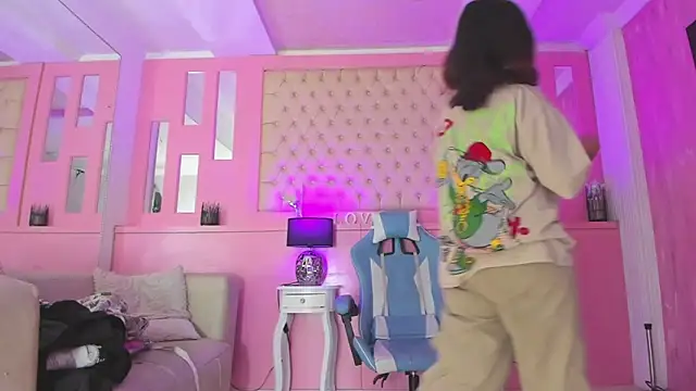 Snapshot of LarahB_ chatting on January 25, 2025, 7:39 pm LarahB online show from January 25, 2025, 7:39 pm