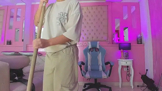 Snapshot of LarahB_ chatting on February 13, 2025, 2:12 am LarahB online show from February 13, 2025, 2:12 am