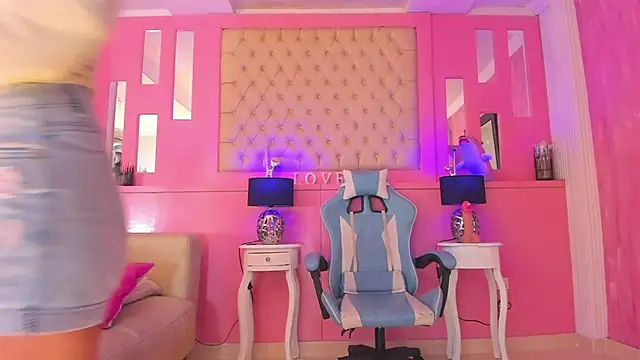 Snapshot of LarahB_ chatting on January 17, 2025, 5:19 pm LarahB online show from January 17, 2025, 5:19 pm