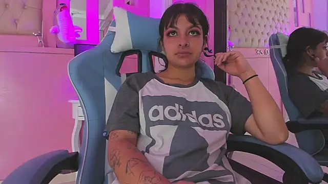 Snapshot of LarahB_ chatting on February 4, 2025, 7:55 pm LarahB online show from February 4, 2025, 7:55 pm