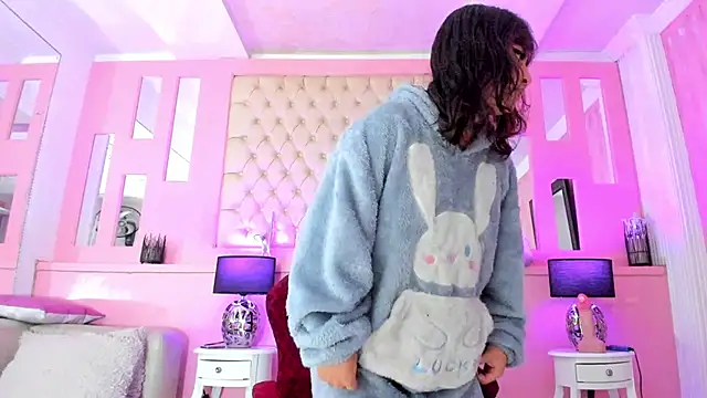 Snapshot of LarahB_ chatting on March 15, 2025, 1:07 pm LarahB online show from March 15, 2025, 1:07 pm