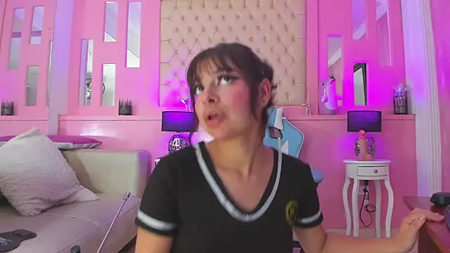 Snapshot of LarahB_ chatting on February 24, 2025, 10:47 pm LarahB online show from February 24, 2025, 10:47 pm