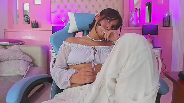 Snapshot of LarahB_ chatting on February 26, 2025, 1:25 am LarahB online show from February 26, 2025, 1:25 am