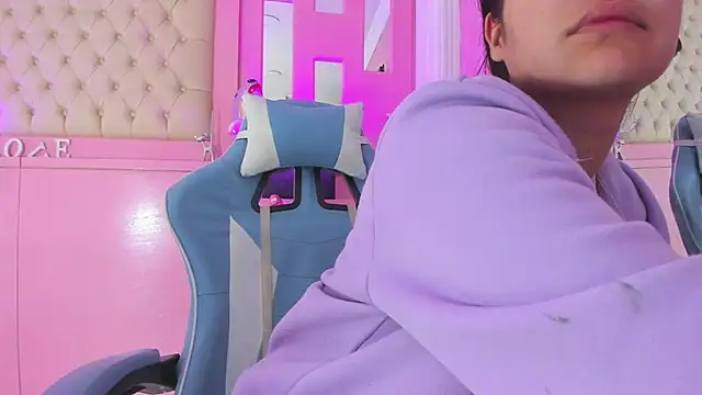 Snapshot of LarahB_ chatting on February 20, 2025, 8:36 pm LarahB online show from February 20, 2025, 8:36 pm