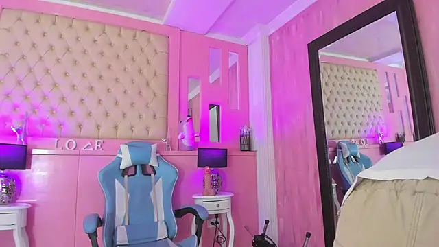 Snapshot of LarahB_ chatting on February 3, 2025, 8:13 pm LarahB online show from February 3, 2025, 8:13 pm