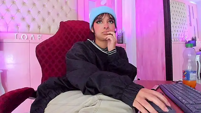 Snapshot of LarahB_ chatting on March 7, 2025, 9:59 pm LarahB online show from March 7, 2025, 9:59 pm