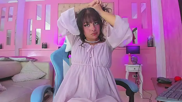 Snapshot of LarahB_ chatting on February 18, 2025, 8:36 pm LarahB online show from February 18, 2025, 8:36 pm