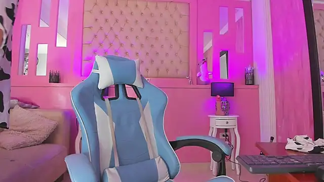 Snapshot of LarahB_ chatting on February 7, 2025, 8:31 pm LarahB online show from February 7, 2025, 8:31 pm