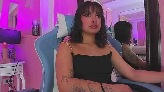 Snapshot of LarahB_ chatting on February 27, 2025, 6:31 pm LarahB online show from February 27, 2025, 6:31 pm