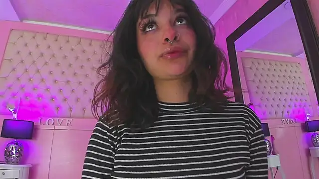 Snapshot of LarahB_ chatting on January 27, 2025, 8:39 pm LarahB online show from January 27, 2025, 8:39 pm