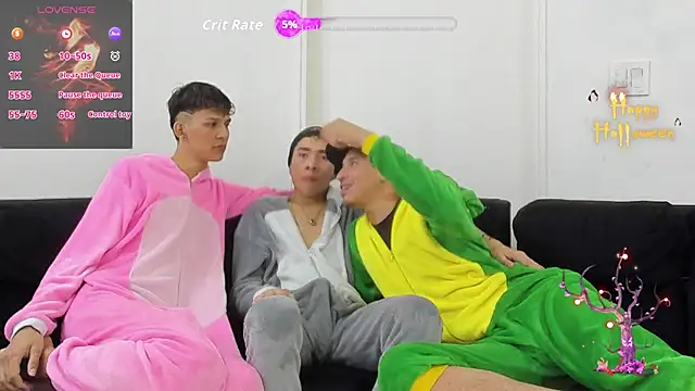 StrawwBoys online show from October 25, 2025, 10:47 am