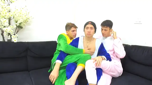 StrawwBoys online show from September 18, 2025, 10:18 am