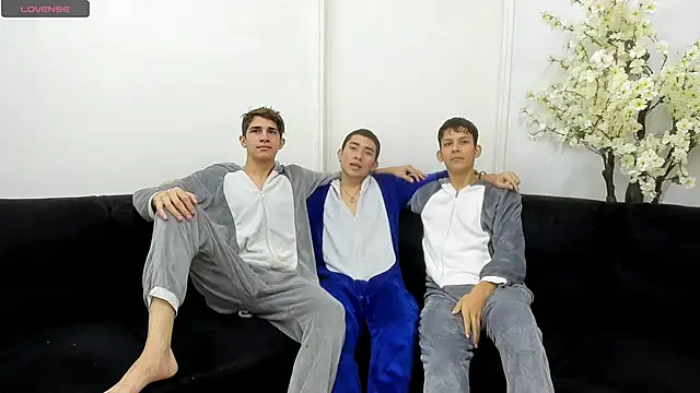 StrawwBoys online show from October 3, 2025, 10:28 am