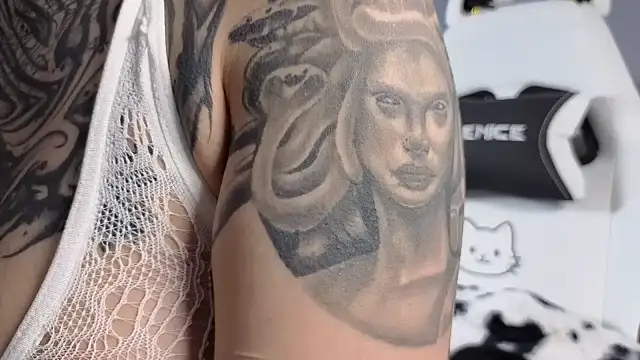 Snapshot of decayingcandy chatting on December 14, 2025, 12:39 am decayingcandy online show from December 14, 2025, 12:39 am