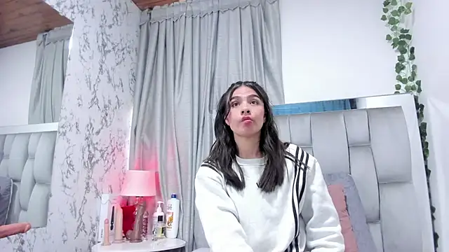 Snapshot of dafne_queenn chatting on September 26, 2025, 1:07 pm dafne queenn online show from September 26, 2025, 1:07 pm