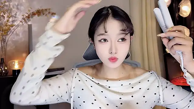 xiaodaibabyy online show from February 9, 2025, 1:25 pm