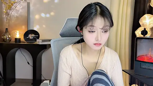 xiaodaibabyy online show from February 4, 2025, 4:29 pm