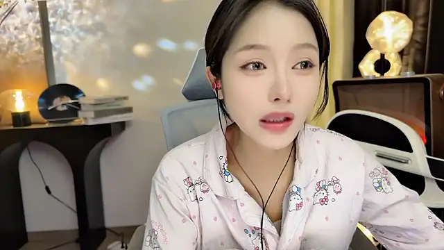 xiaodaibabyy online show from February 19, 2025, 4:33 pm