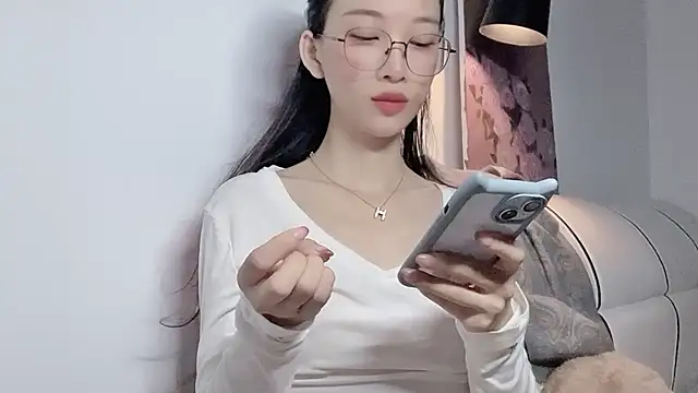 Lili-2 online show from May 23, 2026, 4:28 pm