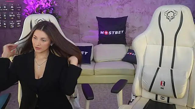 Julia  Star  online show from December 30, 2024, 11:59 am