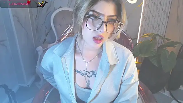 Snapshot of Kitty_fox_b chatting on October 31, 2025, 1:02 am Kitty fox b online show from October 31, 2025, 1:02 am