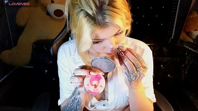 Kitty fox b online show from February 26, 2026, 1:11 pm