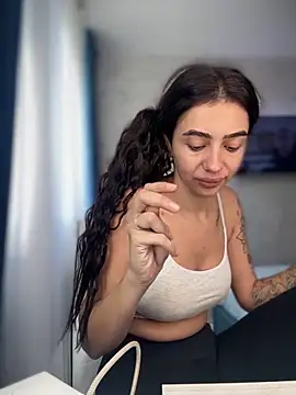 Snapshot of LaraVegas_ chatting on October 29, 2025, 6:34 am LaraVegas online show from October 29, 2025, 6:34 am