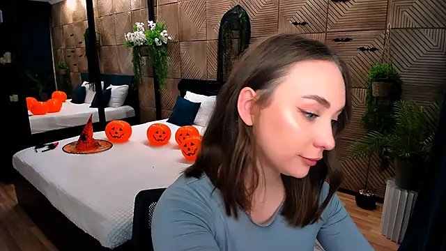 Snapshot of TrueReincarnation chatting on October 28, 2025, 4:06 pm TrueReincarnation online show from October 28, 2025, 4:06 pm