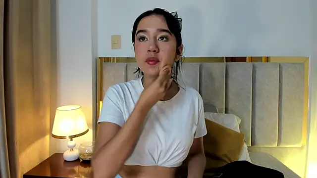 Snapshot of LaraGoldd chatting on September 19, 2025, 12:25 am LaraGoldd online show from September 19, 2025, 12:25 am