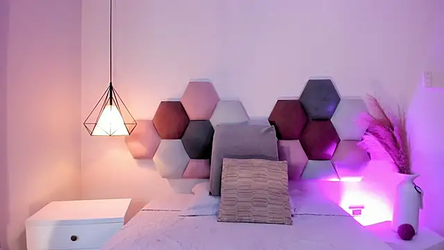 Snapshot of LaraGoldd chatting on October 25, 2025, 12:54 am LaraGoldd online show from October 25, 2025, 12:54 am