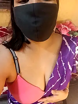Snapshot of Radhikadavi879 chatting on February 18, 2025, 1:11 pm Radhikadavi879 online show from February 18, 2025, 1:11 pm