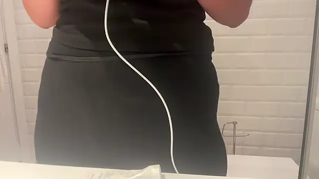 Snapshot of leaxoxo chatting on December 6, 2024, 9:51 pm leaxoxo online show from December 6, 2024, 9:51 pm