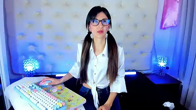  jade white  online show from February 12, 2025, 12:33 pm