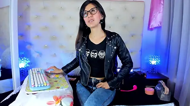  jade white  online show from February 15, 2025, 1:16 pm