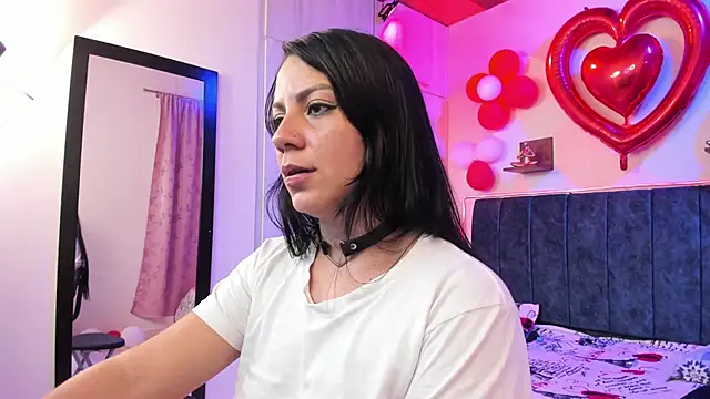 Julia Ahnn online show from February 17, 2025, 6:28 pm